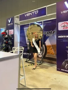 Alison A., edecán AA mexicana en Mérida