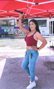 Alma G., edecán AA mexicana en Monterrey