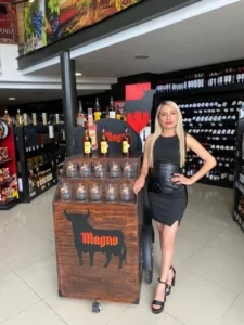 Atenas D., edecán AA mexicana en Puebla