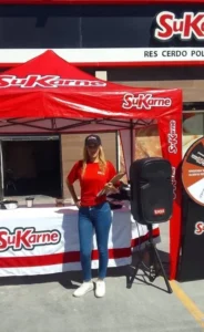 Brenda M., edecán AA mexicana en Monterrey