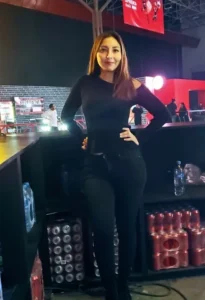 Carmen R., edecán AA mexicana en Monterrey