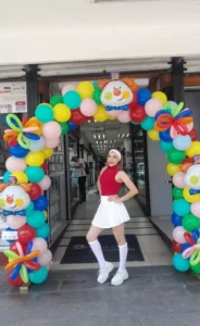 Daniela T., edecán AA mexicana en Monterrey