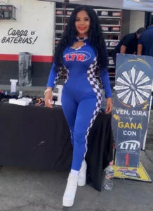 Doris Z., edecán AA mexicana en CDMX