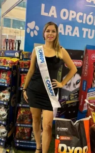 Eva G., edecán AA mexicana en Mérida