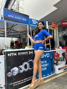 Evelyn R., edecán AA mexicana en Cancún