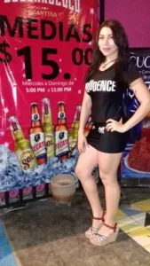 Fanny D., edecán AA mexicana en Mérida