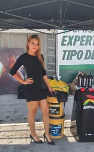 Gregoria L., edecán AA mexicana en Monterrey