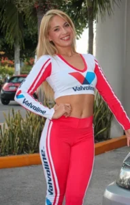 Jessica S., edecán AA mexicana en Cancún