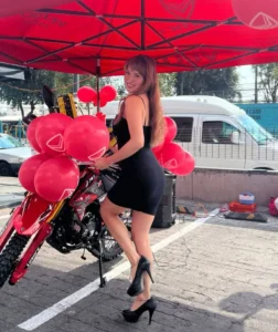 Karen E., edecán AA mexicana en CDMX