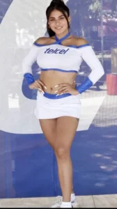 Lili P., edecán AA mexicana en Mérida