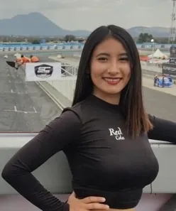 Majo M., edecán AA mexicana en Puebla
