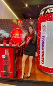 Mar N., edecán AA mexicana en Puebla