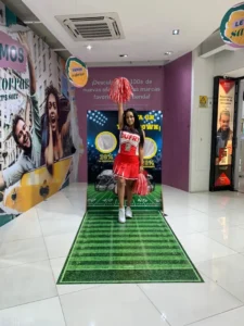 Niza G., edecán AA mexicana en CDMX