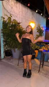 Oriana A., edecán AA argentina en Cancún