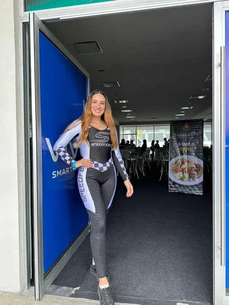 Alejandra D., edecán AAA venezolana en CDMX