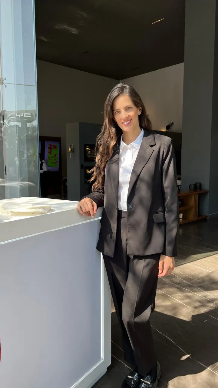 Carolina B., edecán AAA colombiana bilingüe en CDMX