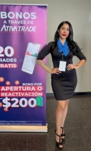 Elizabeth S., edecán AAA mexicana en Monterrey