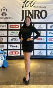 Evelyn D., edecán AAA mexicana en Monterrey