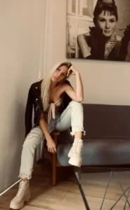 Nicole M., edecán AAA argentina en CDMX