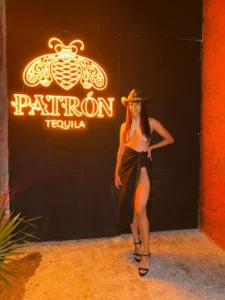 Noelia R., edecán AAA venezolana en Cancún