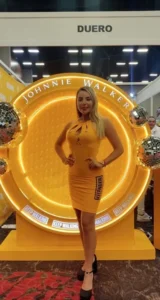 Yizel A., edecán AAA mexicana en Cancún